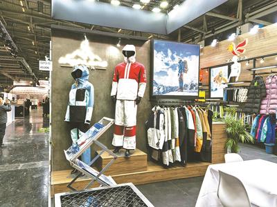 宁波顶峰户外服饰产品展示区。(受访者供图)